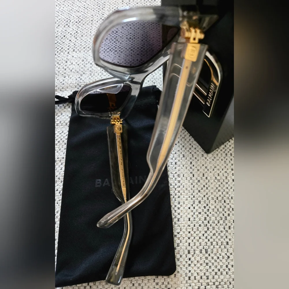 NWB BALMAIN PARIS Full Rim Cat Eye Shape Gray Gold Logo Sunglasses Made In Japan